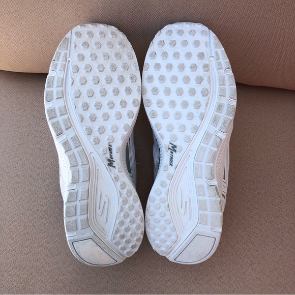 SKECHERS Women's GOrun Consistent White Leather Mesh Ultralight Running Shoes 9 - Picture 13 of 16